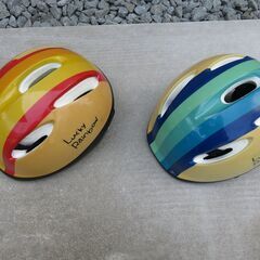 子供用自転車ヘルメット　ラッキーレインボー　黄色と水色の２つ