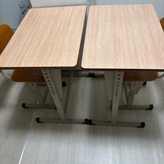 学習机2つ、タンス１つ
