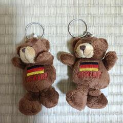 ドイツの国旗と「GERMANY」の文字が刺繍されたクマのキーホル...