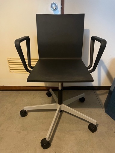 男性に人気！ vitra .04 アーム付き 椅子
