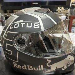 LOTUSのマット仕上げフルフェイスヘルメット、Red Bullデザインの画像