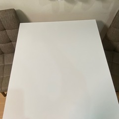 白い伸縮式ダイニングテーブルの画像