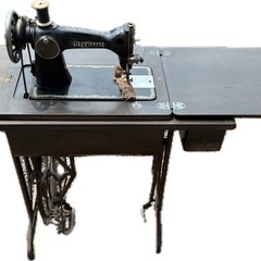 手動操作　Rhythm 足踏みミシン　木製テーブル付き　大型モデルの画像