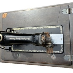 手動操作　Rhythm 足踏みミシン　木製テーブル付き　大型モデルの画像