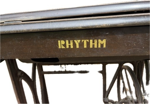手動操作　Rhythm 足踏みミシン　木製テーブル付き　大型モデル