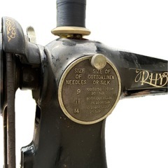 手動操作　Rhythm 足踏みミシン　木製テーブル付き　大型モデルの画像