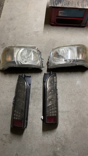 [値下げしました]200系ハイエース純正ヘッドライト、社外テールセット