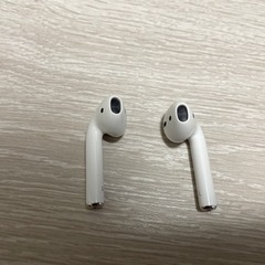 新品に近い AirPods第二世代 本体（ケースとイアホン）と箱とケーブルの画像
