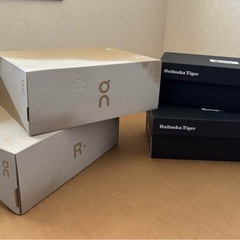 オンとオニツカタイガー 空箱 4個とギター用やダンボール箱と他靴箱、おまけありの画像
