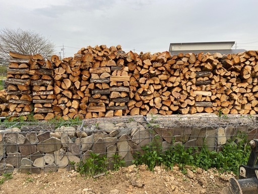 薪 割済み ナラ8割 軽トラックすり切り1杯