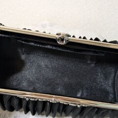 黒のプリーツパーティーバッグの画像