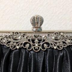 黒のプリーツパーティーバッグの画像