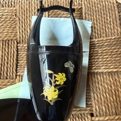 漆工芸花器(台座、箱つき)　黒地、花柄の画像