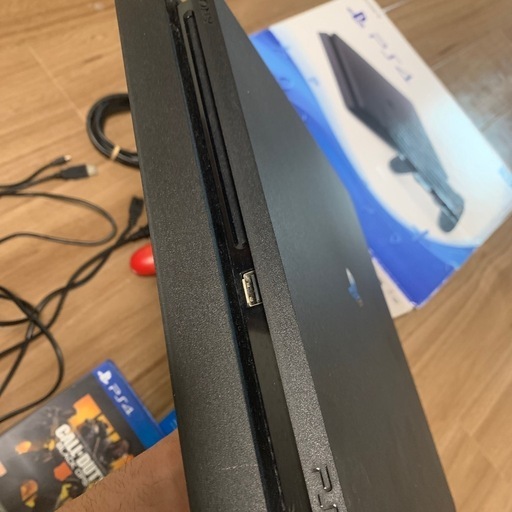 プレステ4 中古(ソフト付きコントローラー２つ付き)