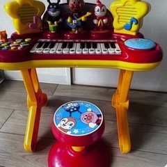 アンパンマンのキッズ用おもちゃピアノ（イス付き）