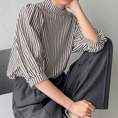 新品未使用品ストライプ柄トップスの画像
