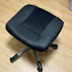 背もたれがなくなった回転椅子です