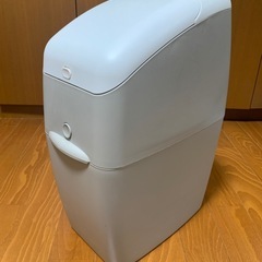 美品 Aprica(アップリカ) 強力消臭おむつポット ニオイポイ グレージュ 専用カセット2.5個付 紙おむつ処理 NIOI-POI の画像