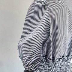 新品ストライプ柄のペプラムトップスの画像