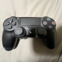PS4本体 .電源コンセント、HDMIケーブル、コントローラー付きの画像