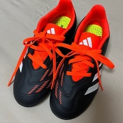 アディダス　キッズサッカートレーニングシューズ　プレデター21.5