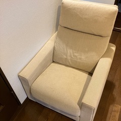 肘掛けつきソファ