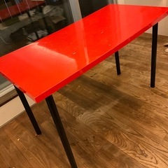 IKEAの赤いテーブル