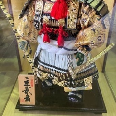 【五月人形　立武者】 ・ケースのサイズは約75×45cmの画像