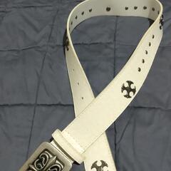 ホワイト　バックルが可愛い　スタッズベルト