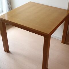 テーブルを1000円で出品します【高さ64cm】【テーブル面80...