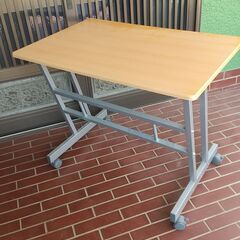 キャスター付きデスク