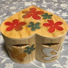ハート形の小物入れと手まりキーホルダー3個セットの画像