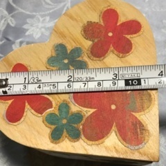 ハート形の小物入れと手まりキーホルダー3個セットの画像