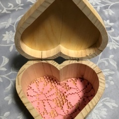 ハート形の小物入れと手まりキーホルダー3個セットの画像
