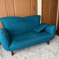 青いソファー