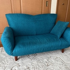 青いソファーの画像