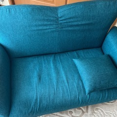 青いソファーの画像