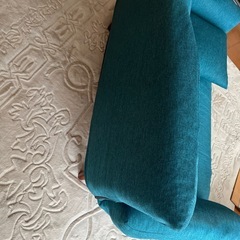 青いソファーの画像