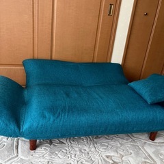 青いソファーの画像