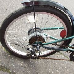 【紋別市発】折り畳み自転車　２０インチ　６段変速　作動確認　パンクなし　錆・汚れ・傷あり　アウトドア/キャンプ/レジャー/通学/通勤/日常使い　中古現状品　の画像