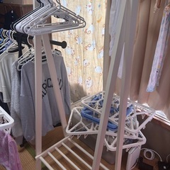 ハンガーラックの画像