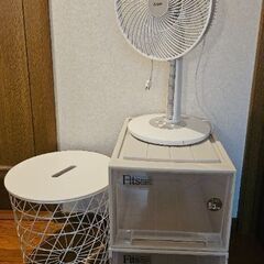三菱扇風機、Fits収納ケース、IKEAリビングテーブル