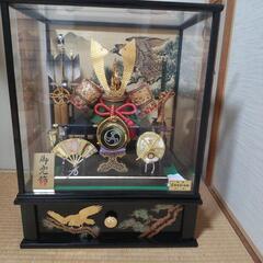 ガラスケース入り兜　中古