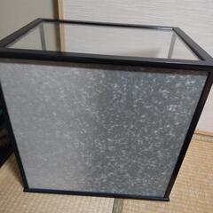 (現在取引中)ガラスケース入り兜　中古の画像
