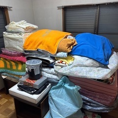 大量の布団やマットレス
