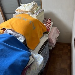 大量の布団やマットレスの画像
