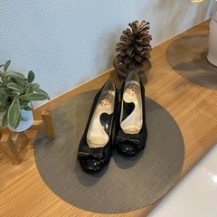 リボン付き黒低ヒールシューズの画像