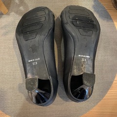 リボン付き黒低ヒールシューズの画像