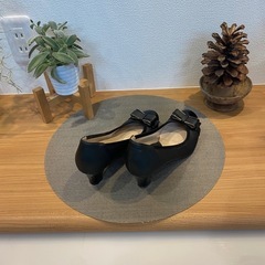 リボン付き黒低ヒールシューズの画像