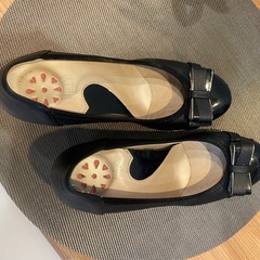 リボン付き黒低ヒールシューズの画像